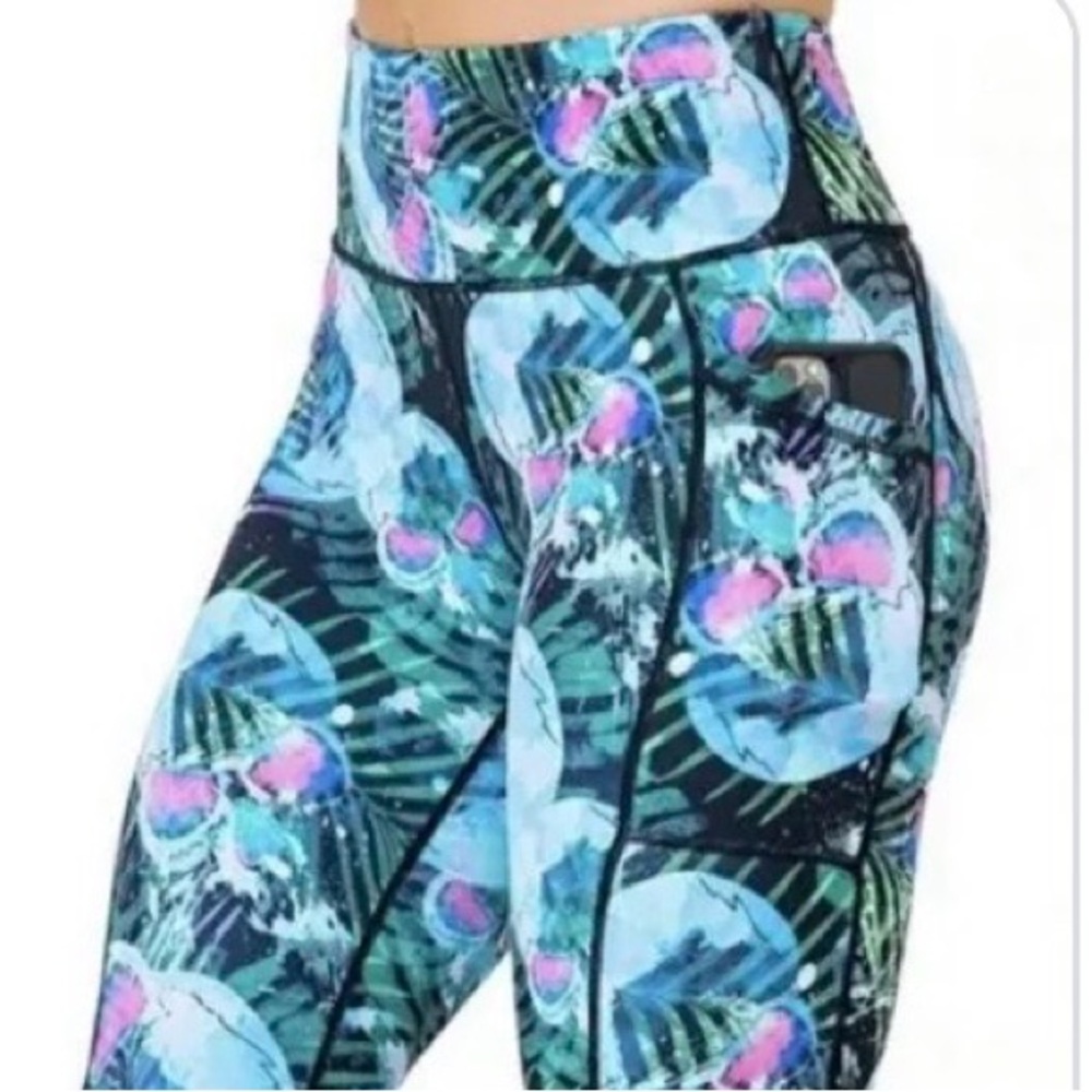 NWOT CVG-Constantly Varied Gear Miami Skull Print Capri Leggings Size M